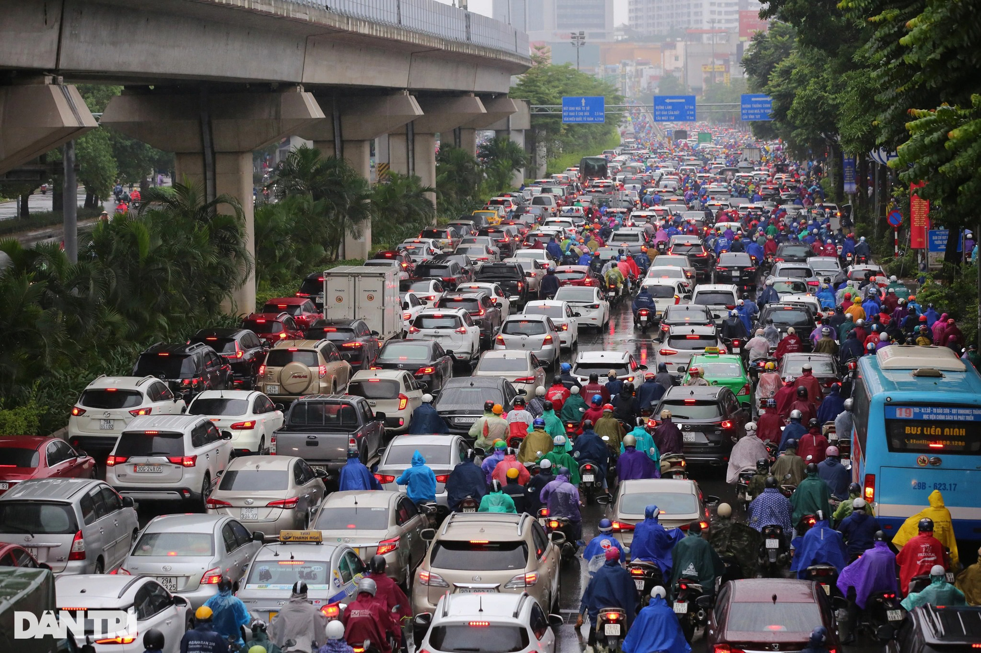 Mưa kéo dài, nhiều tuyến phố ở Hà Nội ùn tắc trong sáng đầu tuần - Ảnh 5.