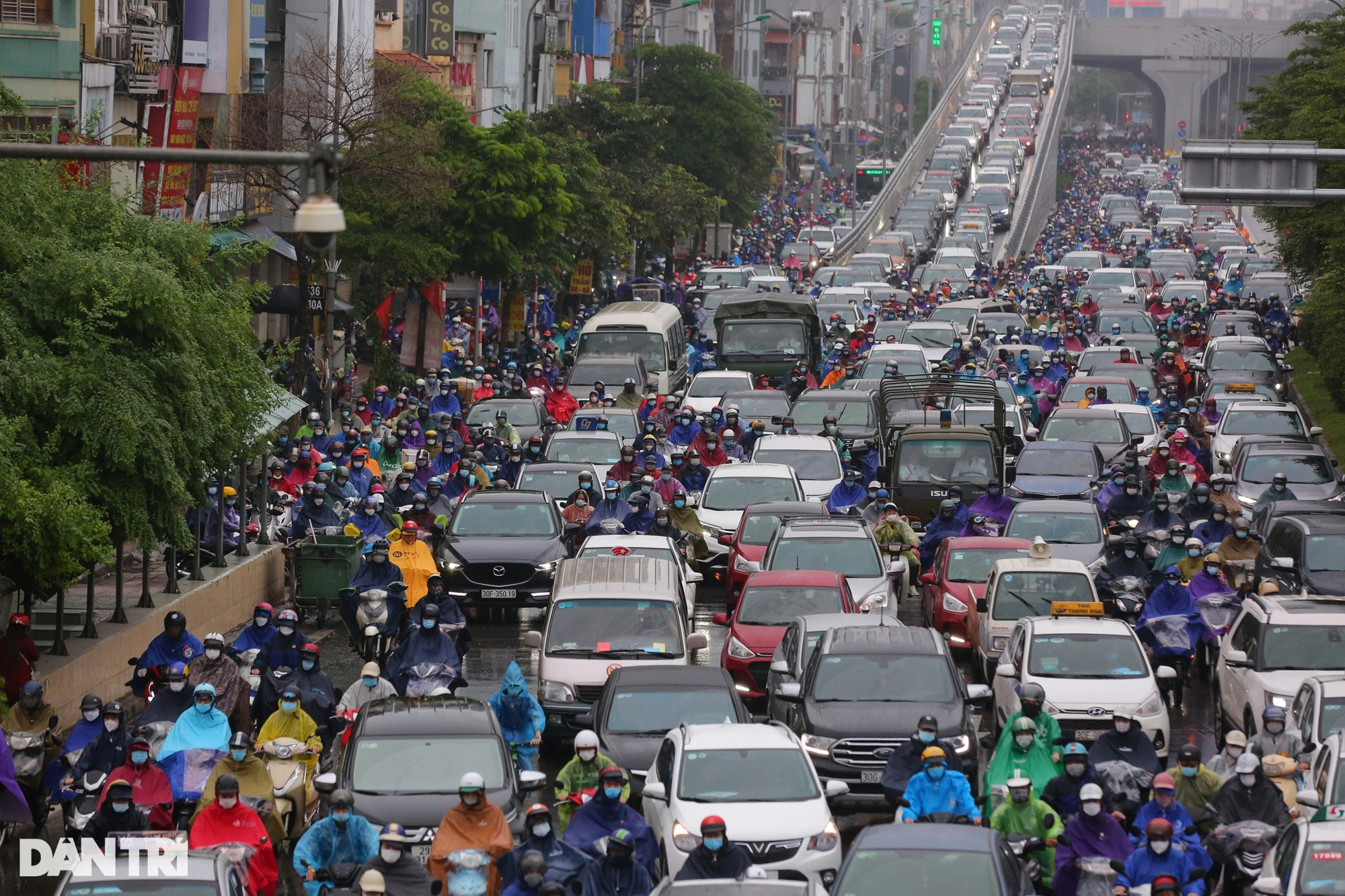 Mưa kéo dài, nhiều tuyến phố ở Hà Nội ùn tắc trong sáng đầu tuần - Ảnh 6.
