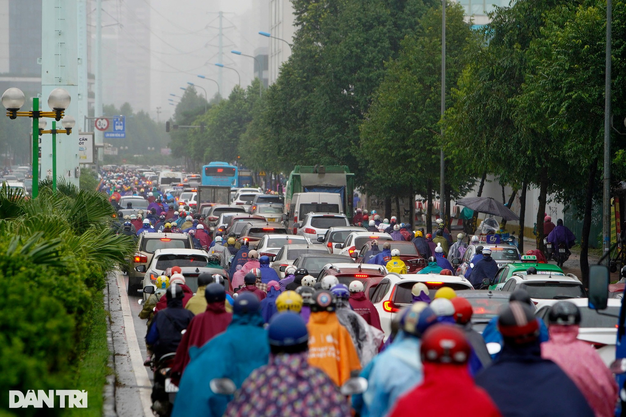Mưa kéo dài, nhiều tuyến phố ở Hà Nội ùn tắc trong sáng đầu tuần - Ảnh 7.