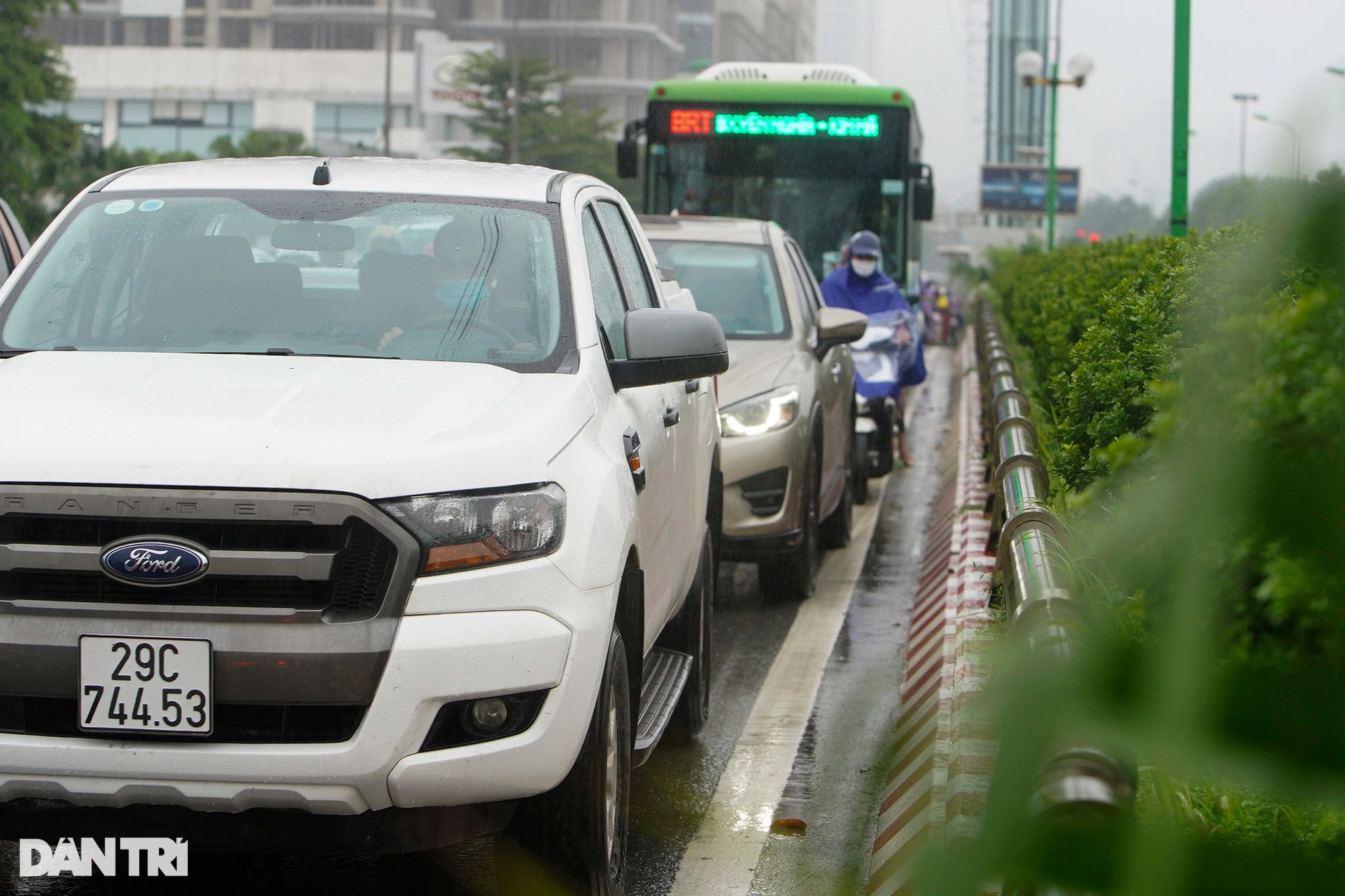 Mưa kéo dài, nhiều tuyến phố ở Hà Nội ùn tắc trong sáng đầu tuần - Ảnh 9.