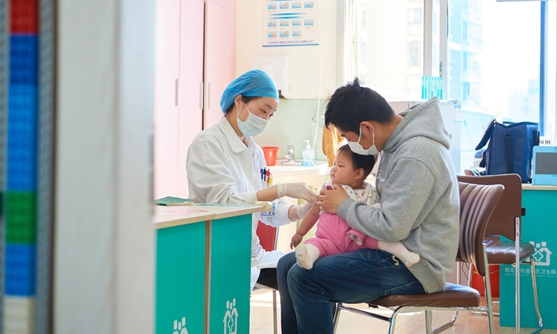 Cơ quan y tế Trung Quốc cảnh báo nguy cơ 'cúm chồng Covid-19' - Ảnh 1.