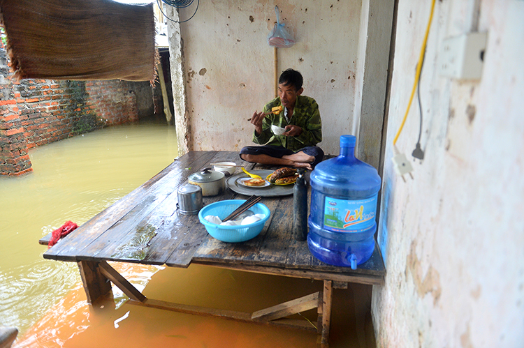 Nước sông Bùi dâng cao khiến cuộc sống hàng trăm hộ dân ở Hà Nội xáo trộn - Ảnh 11.