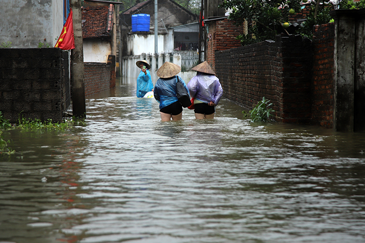 Nước sông Bùi dâng cao khiến cuộc sống hàng trăm hộ dân ở Hà Nội xáo trộn - Ảnh 1.