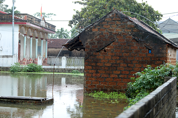 Nước sông Bùi dâng cao khiến cuộc sống hàng trăm hộ dân ở Hà Nội xáo trộn - Ảnh 9.