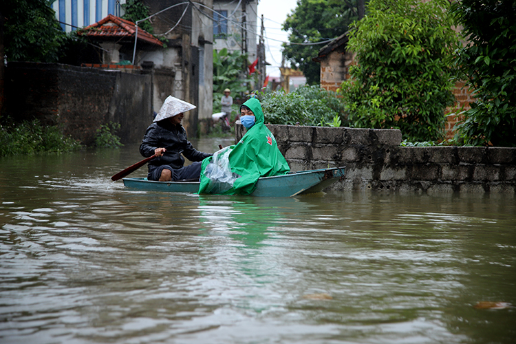 Nước sông Bùi dâng cao khiến cuộc sống hàng trăm hộ dân ở Hà Nội xáo trộn - Ảnh 3.