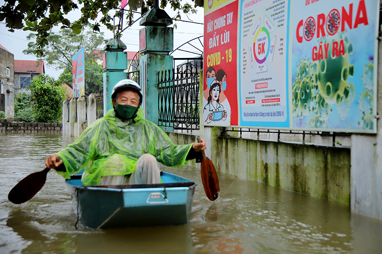 Nước sông Bùi dâng cao khiến cuộc sống hàng trăm hộ dân ở Hà Nội xáo trộn - Ảnh 13.