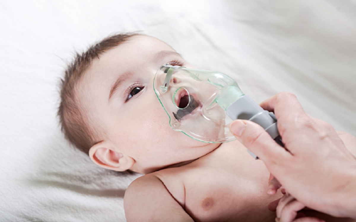 Ngoài virus SARS-CoV-2 và virus cúm, cần lưu tâm đến virus hợp bào hô hấp ở trẻ - Ảnh 1.