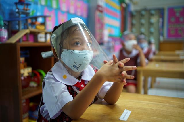 Thái Lan chuẩn bị tiêm vaccine Covid-19 cho 3,68 triệu học sinh - Ảnh 1.