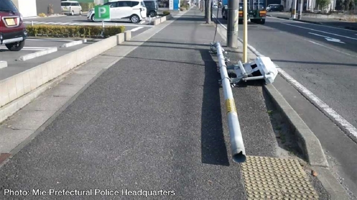 Nước tiểu chó làm cột đèn giao thông Nhật đổ sập, giới chức 'đau đầu' - Ảnh 1.