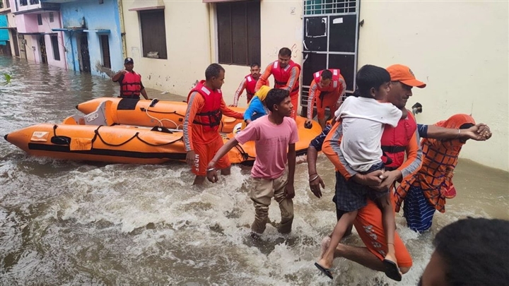 Lũ lụt khủng khiếp ở Ấn Độ và Nepal, gần 200 người chết - Ảnh 1.