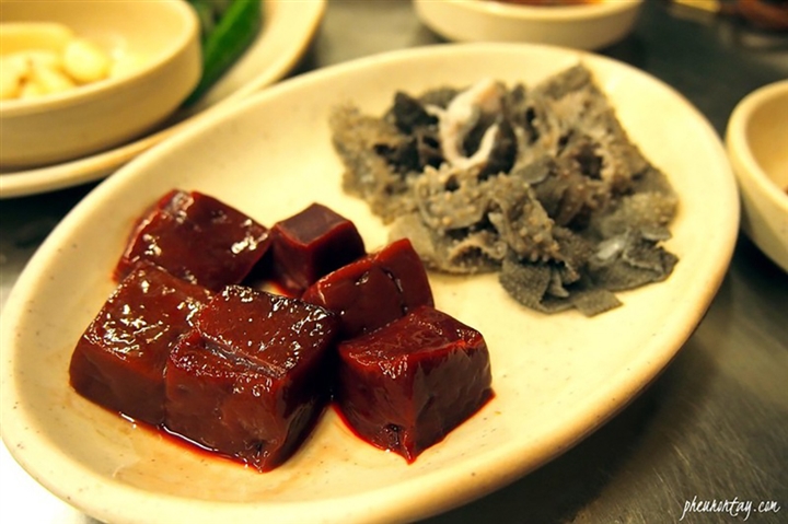 Hàn Quốc có món ‘pudding máu’ gây nghiện nhưng không phải ai cũng dám thử - Ảnh 1.