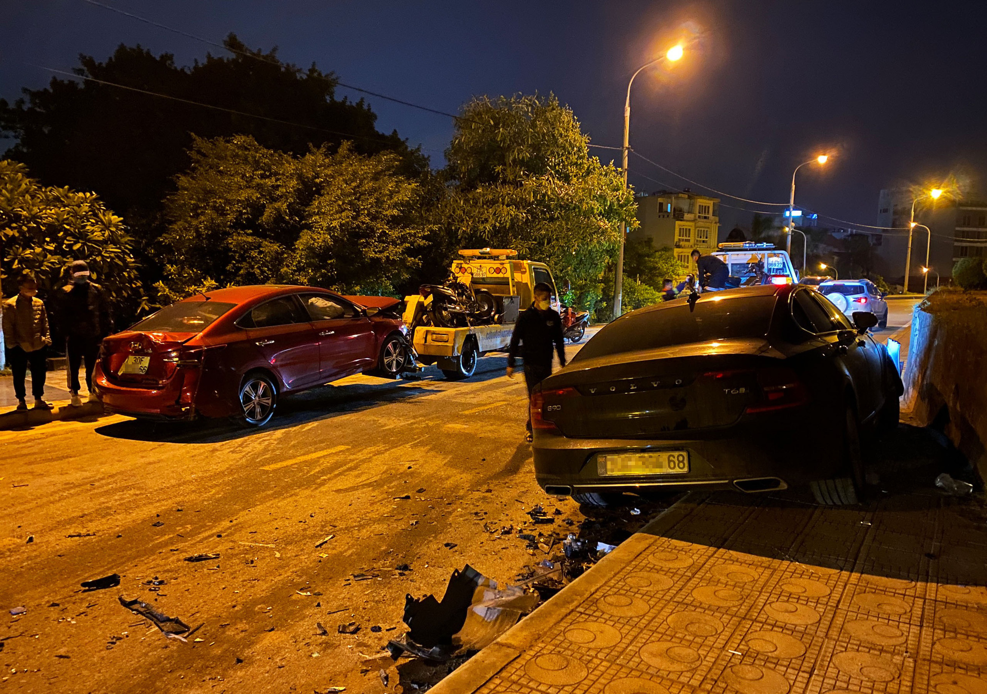 Hiện trường vụ 5 xe va chạm liên hoàn trong đêm ở Hà Nội - Ảnh 6.