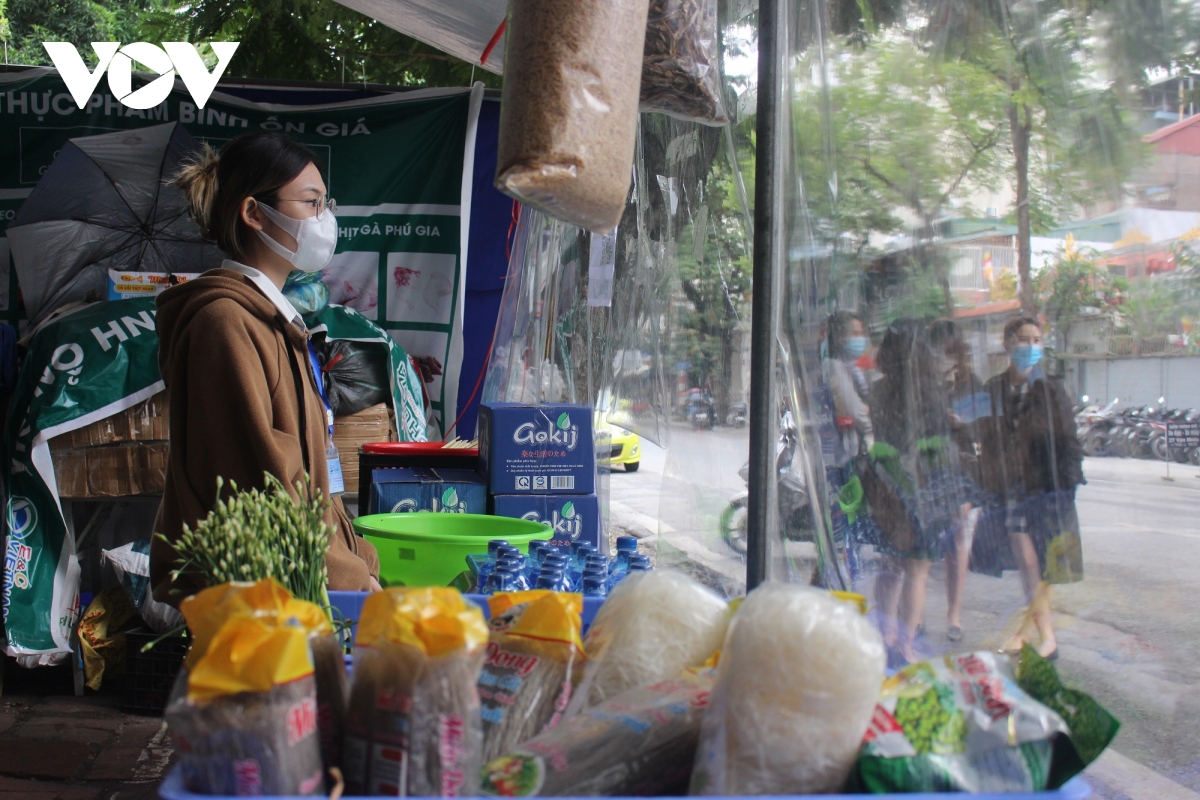 Người dân Hà Nội thích thú với gian hàng đổi phế liệu lấy thực phẩm - Ảnh 3.