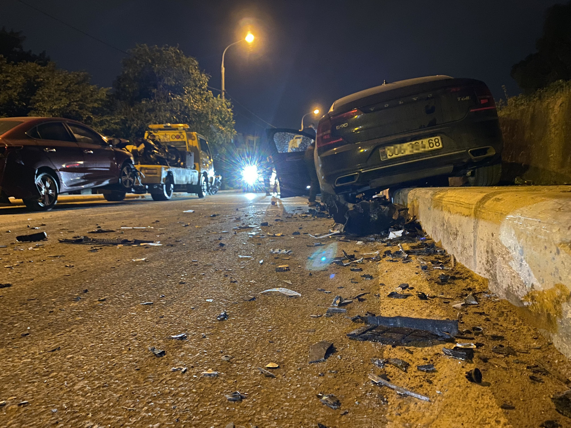 Hiện trường vụ 5 xe va chạm liên hoàn trong đêm ở Hà Nội - Ảnh 8.