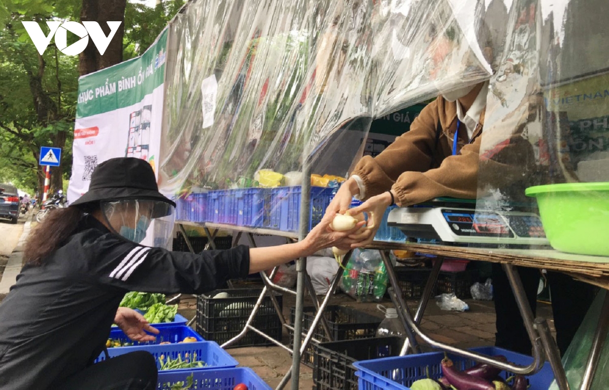 Người dân Hà Nội thích thú với gian hàng đổi phế liệu lấy thực phẩm - Ảnh 10.