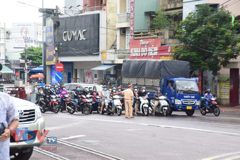 Lực lượng Cảnh sát giao thông điều tiết giao thông trên tuyến cửa ngõ thành phố Quy Nhơn.jpg