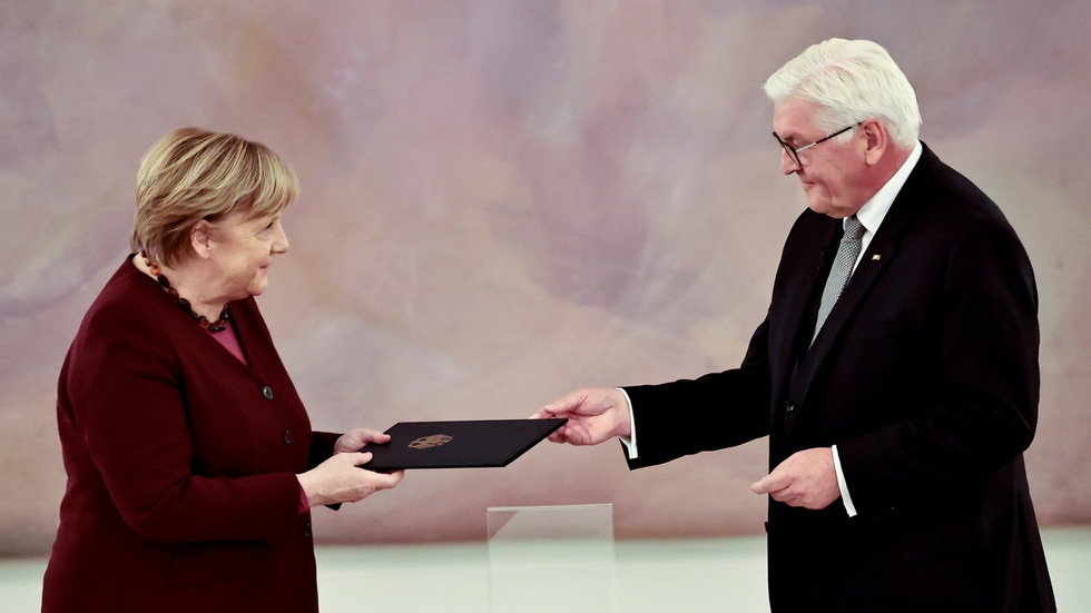 Ngày cuối cùng nhiệm sở của Thủ tướng Đức Merkel - Ảnh 1.