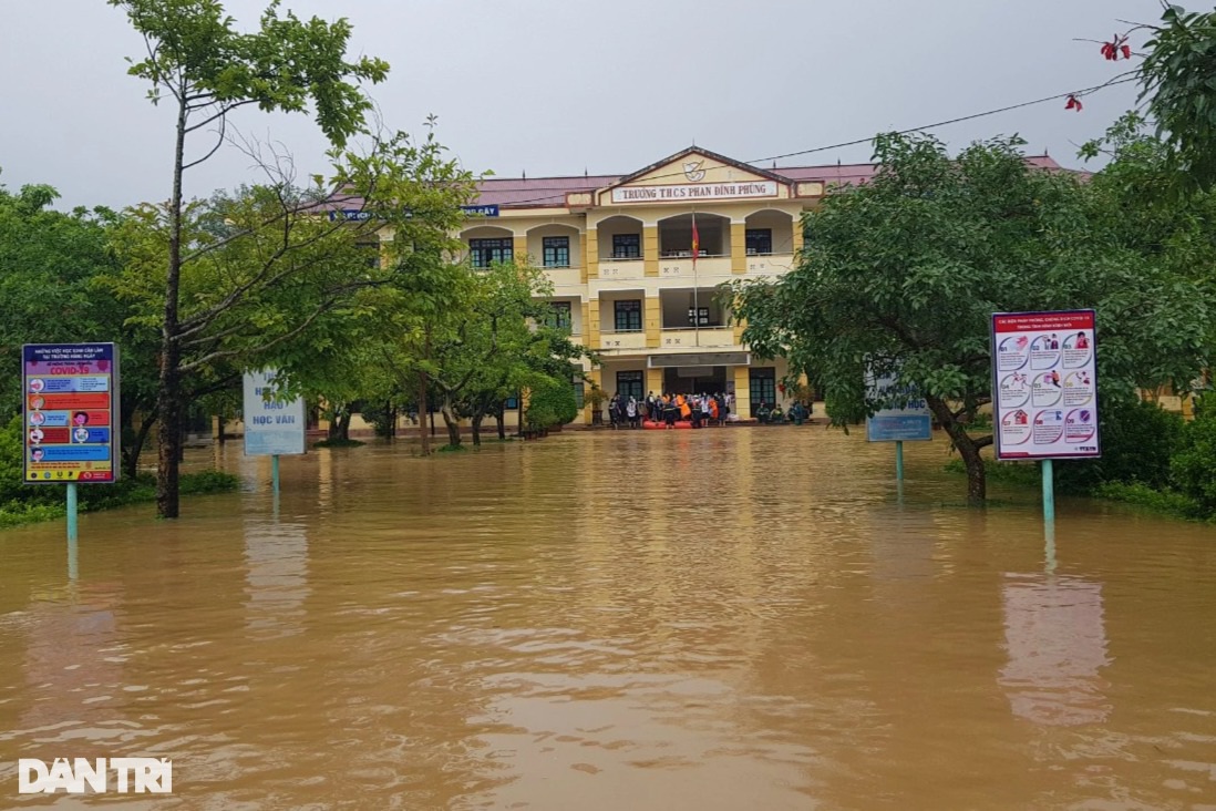 Nước lũ lên nhanh, khẩn cấp giải cứu hàng trăm học sinh đang học tại trường - Ảnh 4.