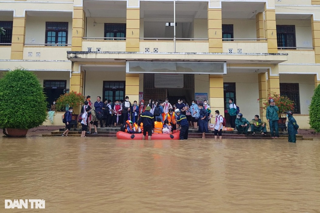 Nước lũ lên nhanh, khẩn cấp giải cứu hàng trăm học sinh đang học tại trường - Ảnh 5.