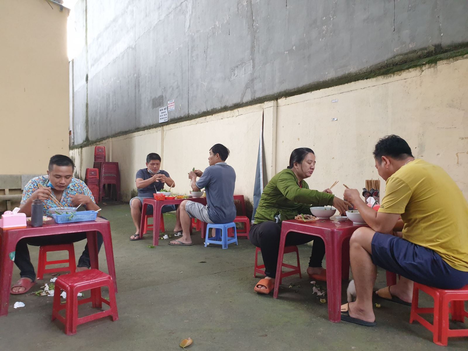 TP Hồ Chí Minh: Hàng quán tấp nập trong ngày đầu mở cửa phục vụ tại chỗ - Ảnh 10.