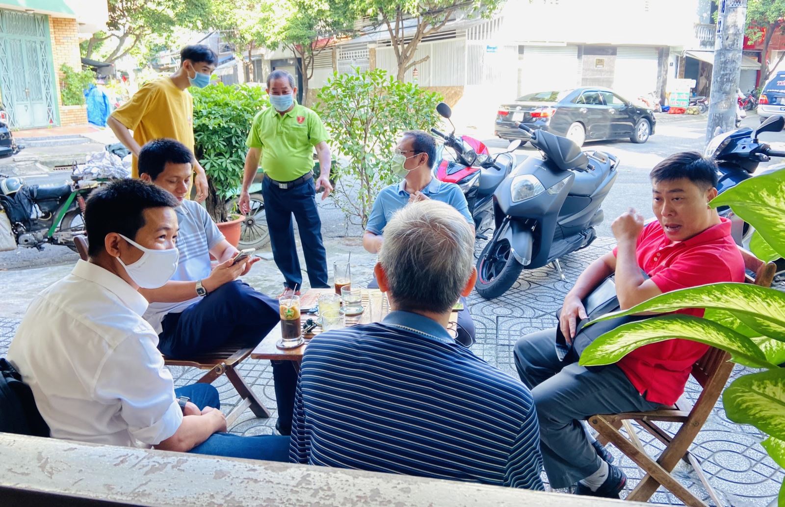 TP Hồ Chí Minh: Hàng quán tấp nập trong ngày đầu mở cửa phục vụ tại chỗ - Ảnh 9.