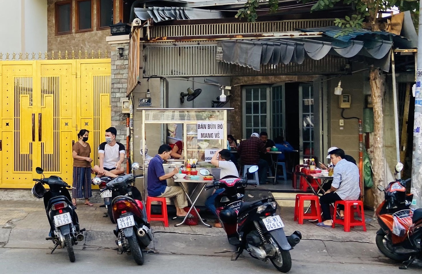 TP Hồ Chí Minh: Hàng quán tấp nập trong ngày đầu mở cửa phục vụ tại chỗ - Ảnh 7.