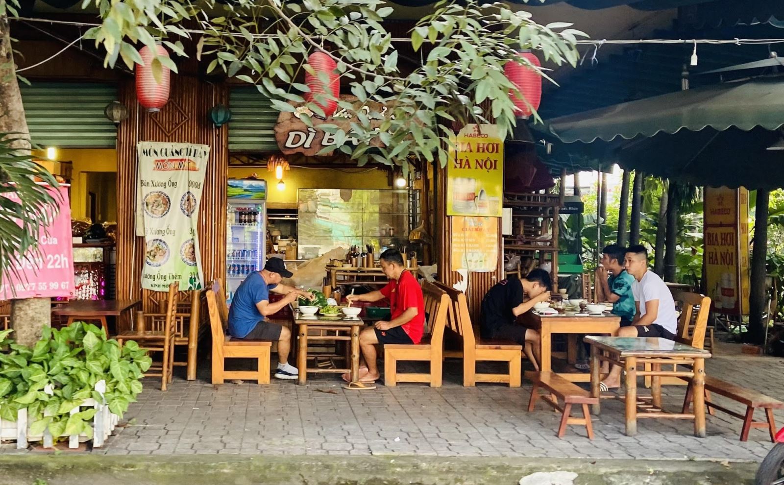 TP Hồ Chí Minh: Hàng quán tấp nập trong ngày đầu mở cửa phục vụ tại chỗ - Ảnh 1.