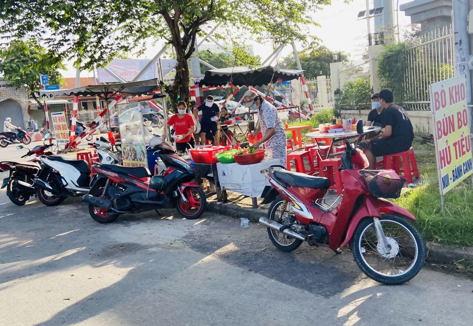 TP Hồ Chí Minh: Hàng quán tấp nập trong ngày đầu mở cửa phục vụ tại chỗ - Ảnh 5.
