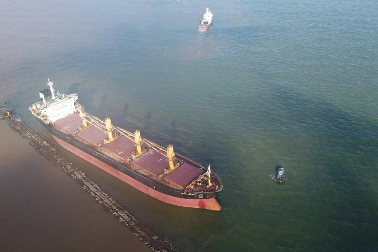 Tạm dừng cứu hộ tàu hàng nước ngoài bị mắc cạn ở vùng biển Quảng Trị - Ảnh 1.