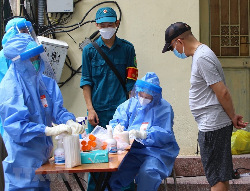 Hà Nội xét nghiệm diện rộng cho cư dân quanh Bệnh viện Việt Đức - Ảnh 1.