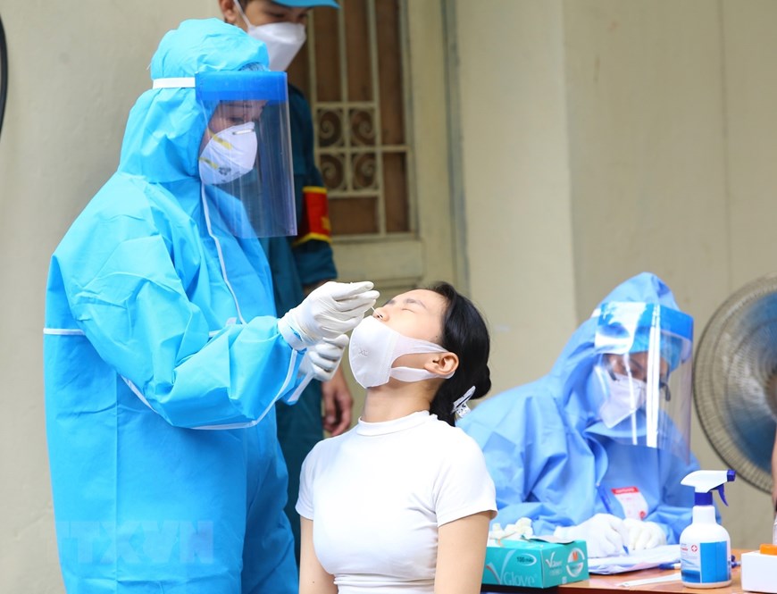Hà Nội xét nghiệm diện rộng cho cư dân quanh Bệnh viện Việt Đức - Ảnh 3.