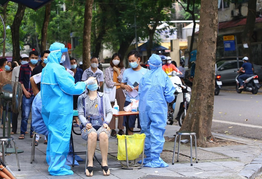 Hà Nội xét nghiệm diện rộng cho cư dân quanh Bệnh viện Việt Đức - Ảnh 6.