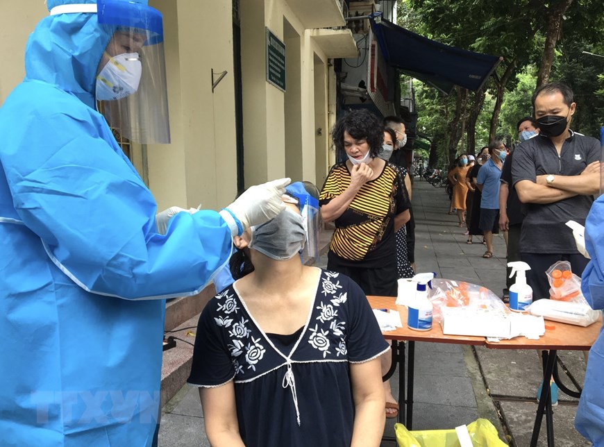 Hà Nội xét nghiệm diện rộng cho cư dân quanh Bệnh viện Việt Đức - Ảnh 8.