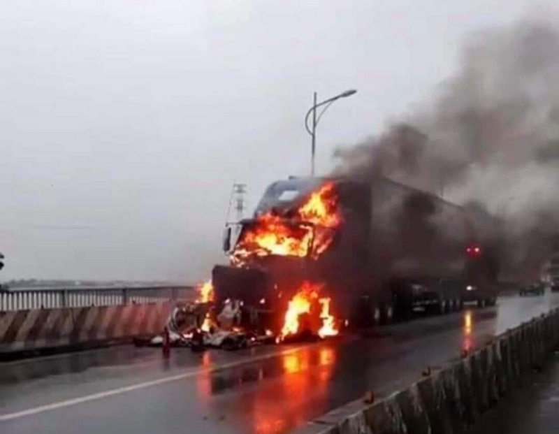 Quảng Bình: Xe container bốc cháy trên cầu Gianh, Quốc lộ 1A bị ách tắc - Ảnh 1.