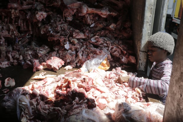 Bức ảnh người nghèo bới xác động vật tìm thức ăn gây chấn động Brazil - Ảnh 1.