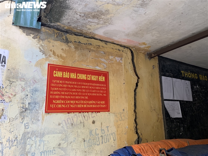 Cảnh rùng mình trong 4 khu chung cư nguy hiểm nhất Hà Nội, sắp được xây mới - Ảnh 16.