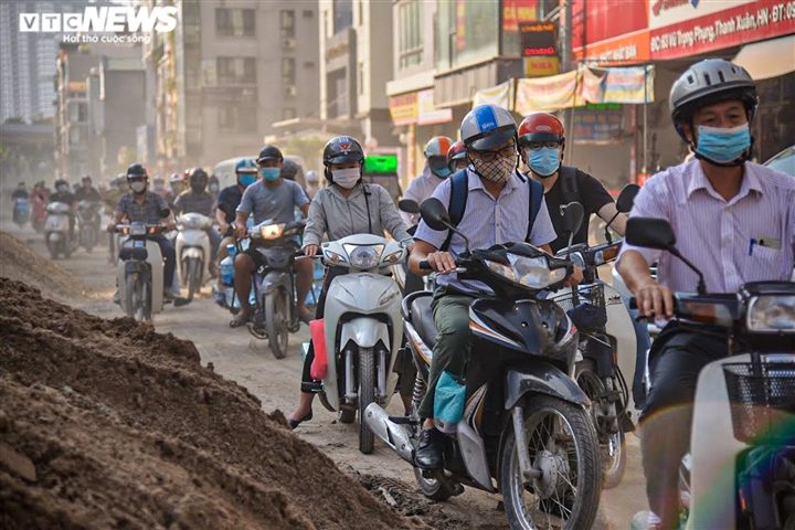 Hà Nội: Công nhân chia nhau làm 3 ca trên 'con đường đau khổ' Vũ Trọng Phụng - Ảnh 4.