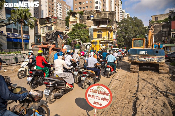 Hà Nội: Công nhân chia nhau làm 3 ca trên 'con đường đau khổ' Vũ Trọng Phụng - Ảnh 11.