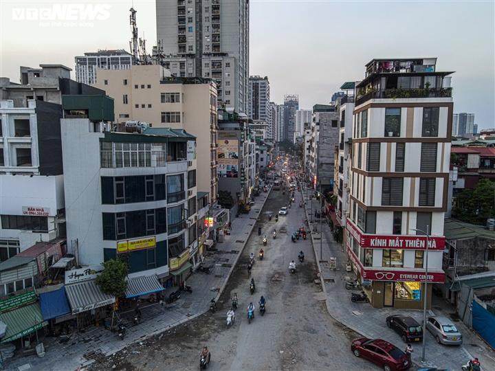 Hà Nội: Công nhân chia nhau làm 3 ca trên 'con đường đau khổ' Vũ Trọng Phụng - Ảnh 1.