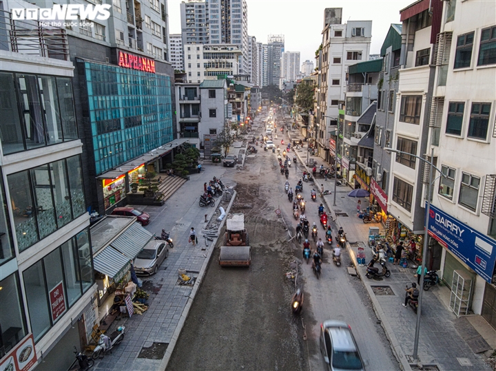 Hà Nội: Công nhân chia nhau làm 3 ca trên 'con đường đau khổ' Vũ Trọng Phụng - Ảnh 2.