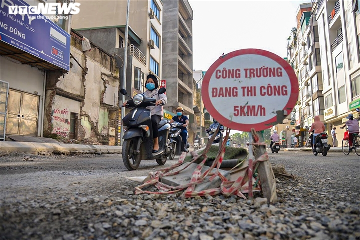 Hà Nội: Công nhân chia nhau làm 3 ca trên 'con đường đau khổ' Vũ Trọng Phụng - Ảnh 5.