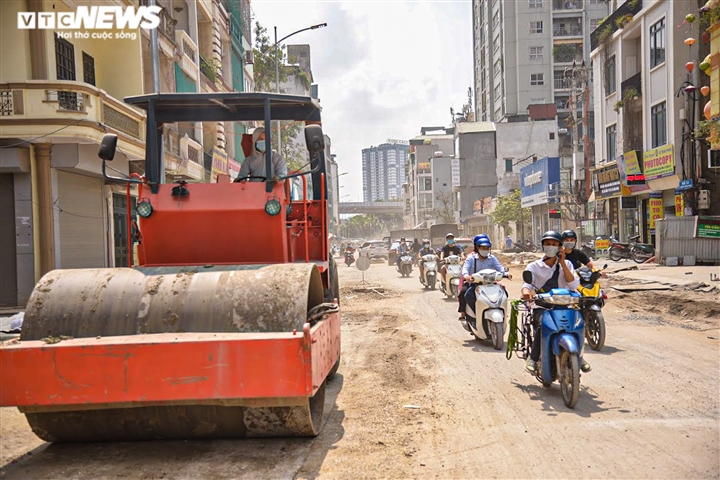 Hà Nội: Công nhân chia nhau làm 3 ca trên 'con đường đau khổ' Vũ Trọng Phụng - Ảnh 12.