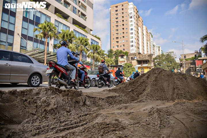 Hà Nội: Công nhân chia nhau làm 3 ca trên 'con đường đau khổ' Vũ Trọng Phụng - Ảnh 9.