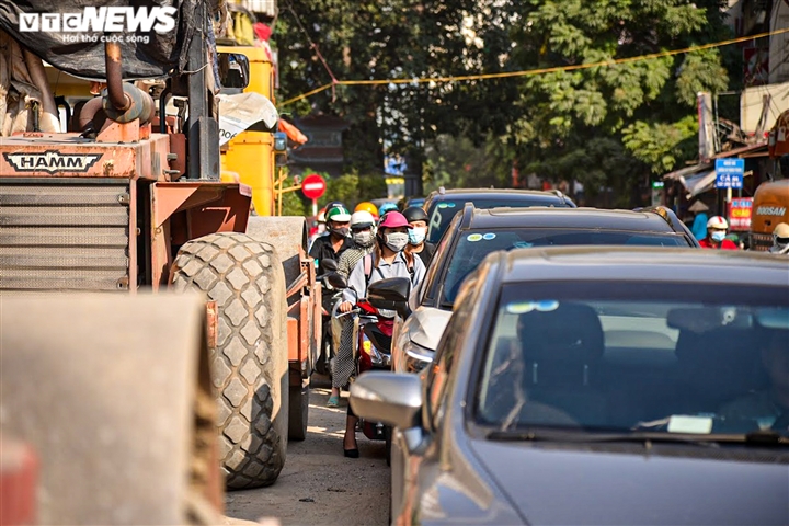 Hà Nội: Công nhân chia nhau làm 3 ca trên 'con đường đau khổ' Vũ Trọng Phụng - Ảnh 3.