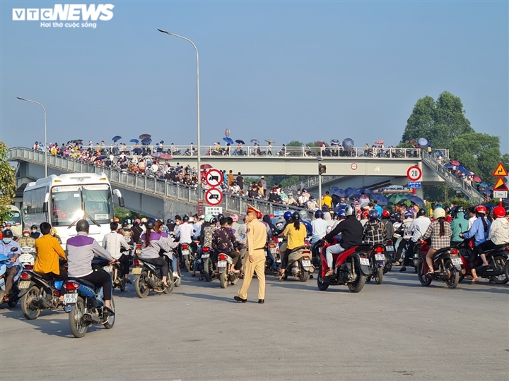 Cảnh giao thông hỗn loạn, mạnh ai nấy chạy ở đường gom cao tốc Hà Nội - Bắc Giang - Ảnh 1.
