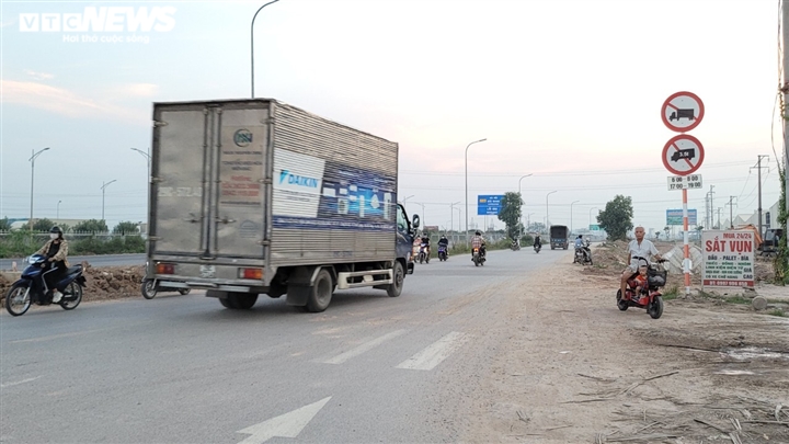 Cảnh giao thông hỗn loạn, mạnh ai nấy chạy ở đường gom cao tốc Hà Nội - Bắc Giang - Ảnh 4.