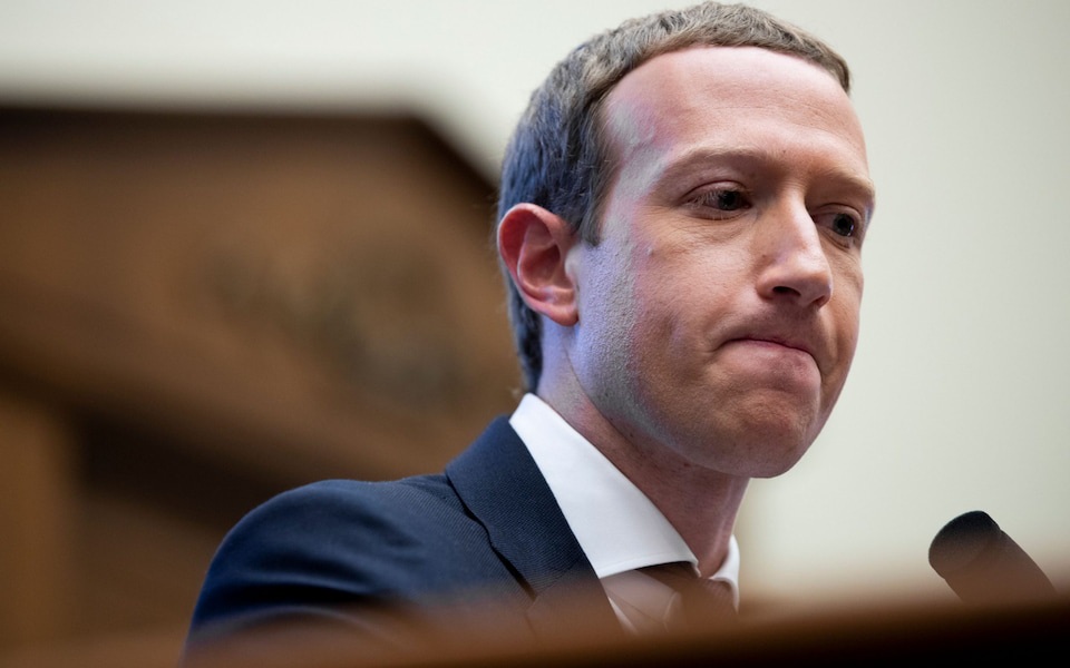 Facebook sập toàn cầu, Mark Zuckerberg mất 6 tỷ USD sau một đêm - Ảnh 1.