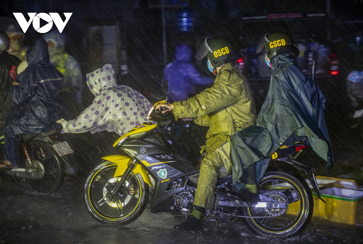 Lần đầu tiên mở cửa hầm đường bộ Hải Vân cho người đi xe máy về quê - Ảnh 22.