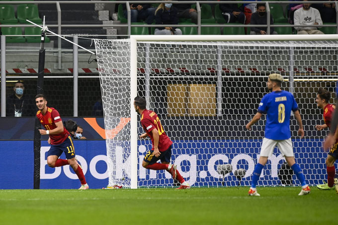 Kết quả Italia 1-2 Tây Ban Nha: ĐKVĐ EURO đứt mạch bất bại, phải đá trận tranh Hạng 3 - Ảnh 1.