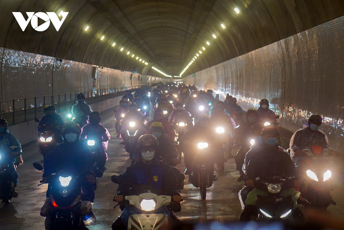 Lần đầu tiên mở cửa hầm đường bộ Hải Vân cho người đi xe máy về quê - Ảnh 3.